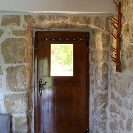 בית נופש Stone House Chico ליובוסקי