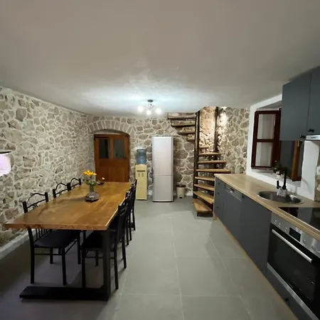 Stone House Chico * ליובוסקי
