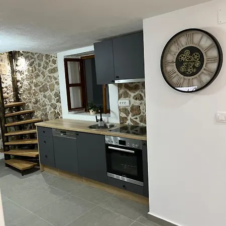 Stone House Chico * ליובוסקי