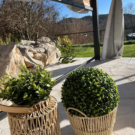 Stone House Chico * يوبوسكي