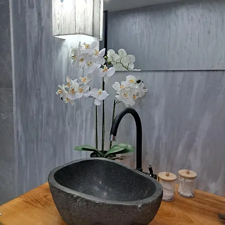 בית נופש Stone House Chico ליובוסקי
