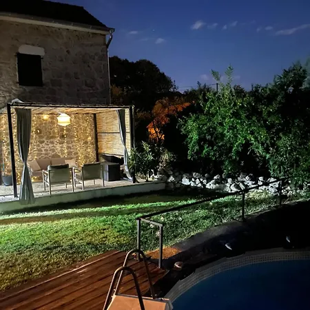Stone House Chico * يوبوسكي